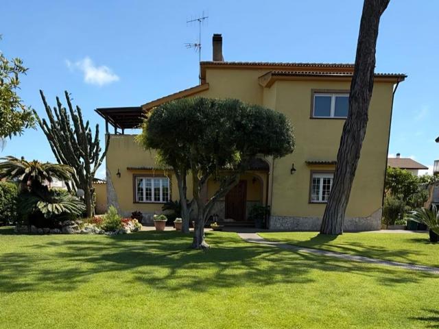 Case e ville in vendita di 190 m² in Via Sassari, 13