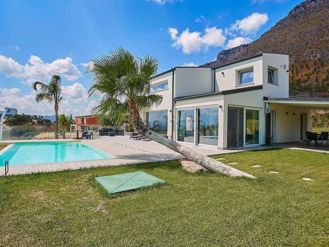 Case e ville in vendita di 190 m² in Contrada Aversa, 162