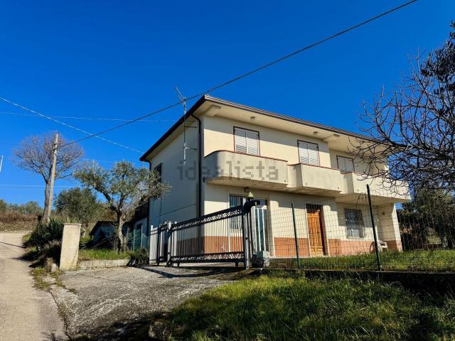 Case e ville in vendita di 190 m² in Contrada Fosso Cavallo, 44
