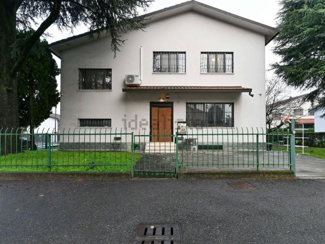 Case e ville in vendita di 191 m² in Via Silvio Pellico, 22
