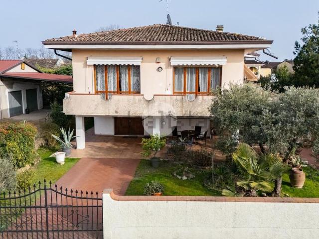Case e ville in vendita di 191 m² in Via Pozzarello, 23