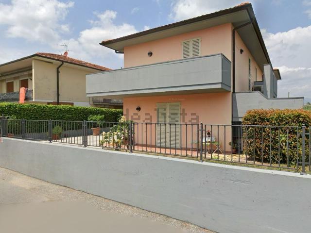 Case e ville in vendita di 192 m² in Via delle Rose