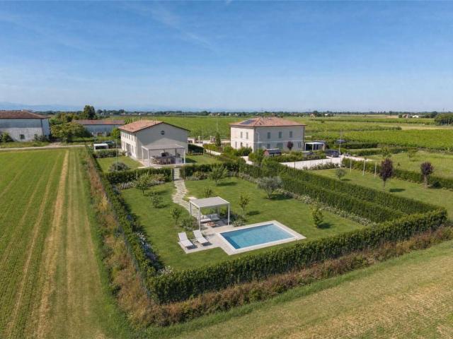 Villetta bifamiliare in vendita di 193 m² in Via Morbidina di cortile, 1