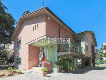 Case e ville in vendita di 193 m² in Via G. Guidiccioni