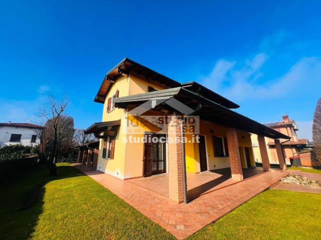 Case e ville in vendita di 193 m² in Via Eugenio Montale