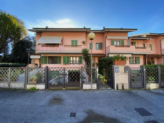 Case e ville in vendita di 193 m² in Via Sandro Pertini