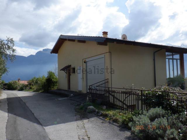 Case e ville in vendita di 193 m² in Via Panoramica