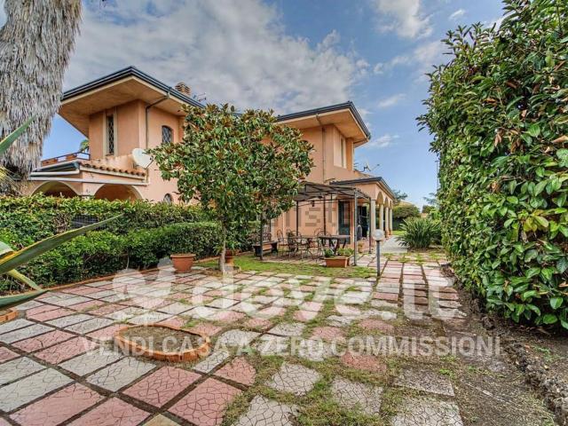 Case e ville in vendita di 193 m² in Largo San Salvatore, 2