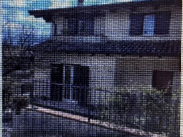 Case e ville in vendita di 194 m² in Via G. Malagodi