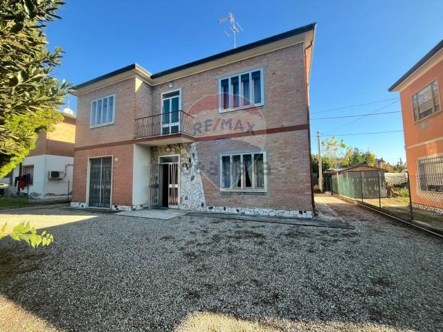 Case e ville in vendita di 194 m² in Via Portomaggiore, 5