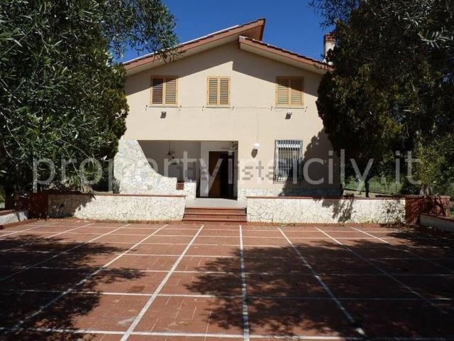 Case e ville in vendita di 194 m² in Via per Floridia, 32