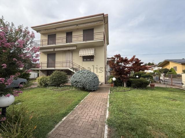Case e ville in vendita di 194 m² in Via Roma, 44