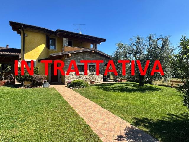 Case e ville in vendita di 195 m² in Via dei Tigli