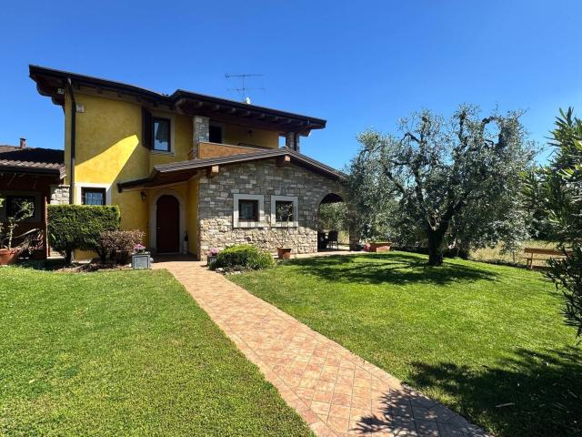 Case e ville in vendita di 195 m² in Via dei Tigli