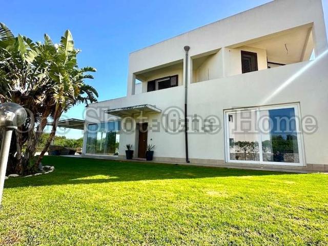 Case e ville in vendita di 195 m² in Via Isola