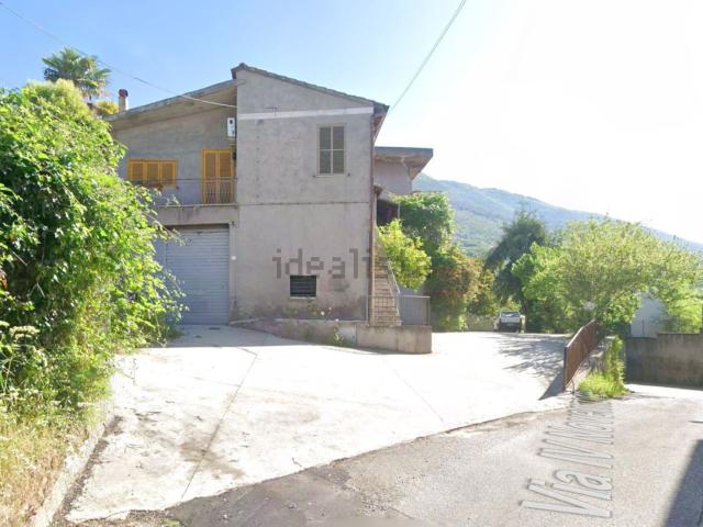 Case e ville in vendita di 195 m² in Via IV Novembre