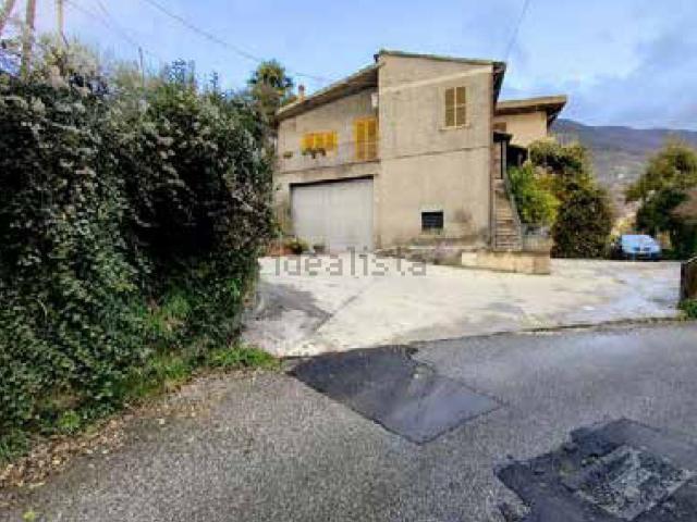 Case e ville in vendita di 195 m² in Via IV Novembre