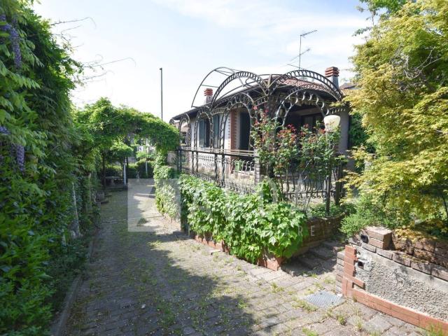 Case e ville in vendita di 195 m² in Via Monte Barro