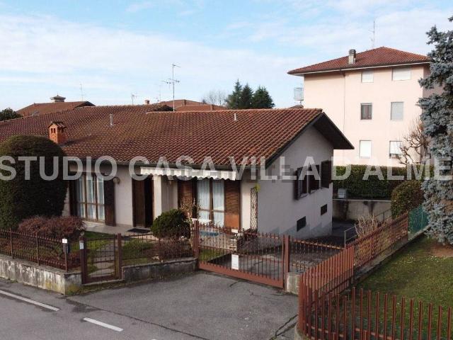 Case e ville in vendita di 195 m² in Via Monviso