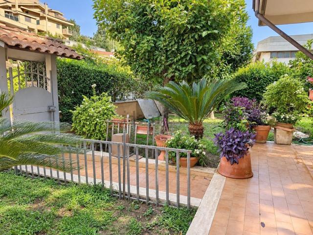 Case e ville in vendita di 195 m² in Via Svetonio