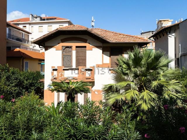 Case e ville in vendita di 195 m² in Via Paolo Ferreri