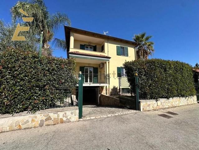 Case e ville in vendita di 195 m² in Via Ripuaria, 48