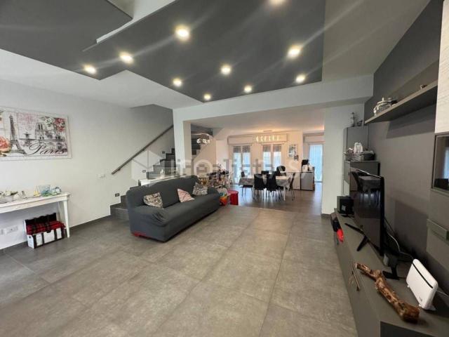 Case e ville in vendita di 195 m² in Viale Taormina, 23