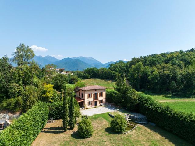 Case e ville in vendita di 196 m² in Via Gardesana