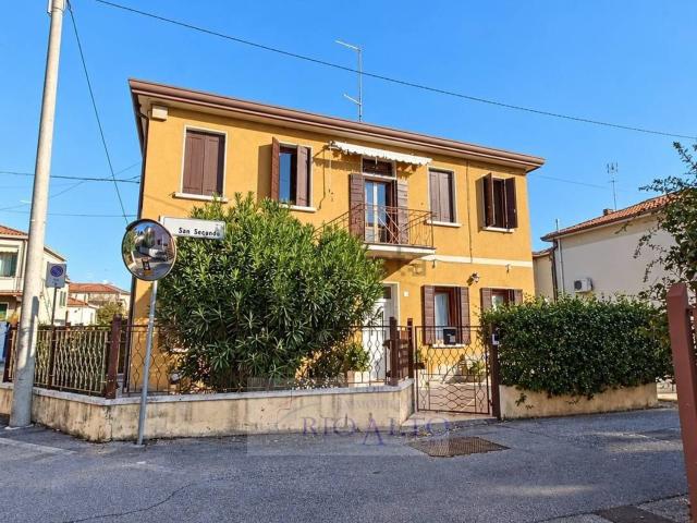 Case e ville in vendita di 196 m² in Via degli Artigiani