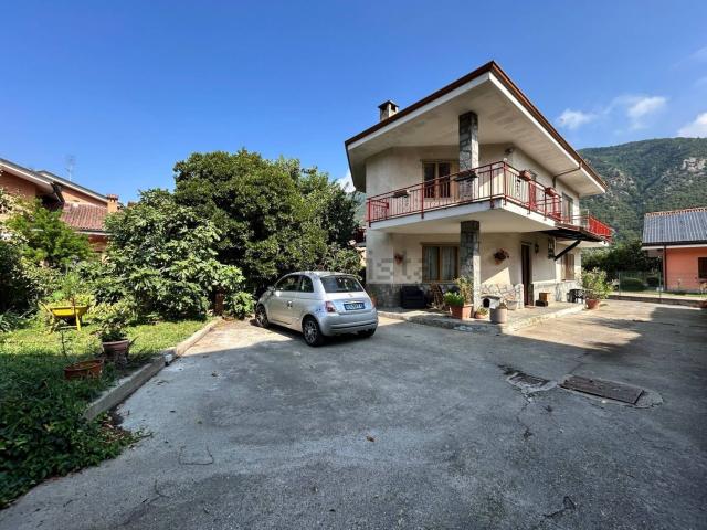 Case e ville in vendita di 196 m² in Via Medagli, 55