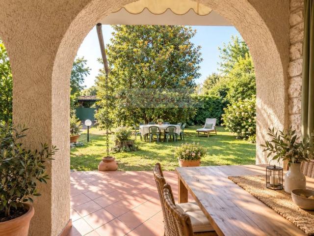 Case e ville in vendita di 196 m² in Via Pozzodonico, 35