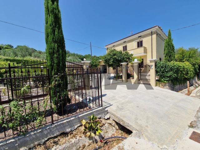 Case e ville in vendita di 196 m² in Via Venna, 13