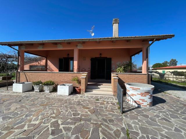 Case e ville in vendita di 196 m² in Strada Casal Roberto
