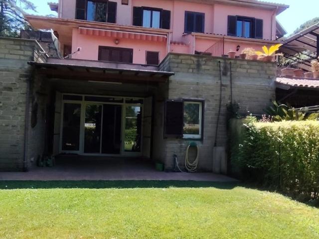 Case e ville in vendita di 197 m² in Via Carlo Cafiero, 10