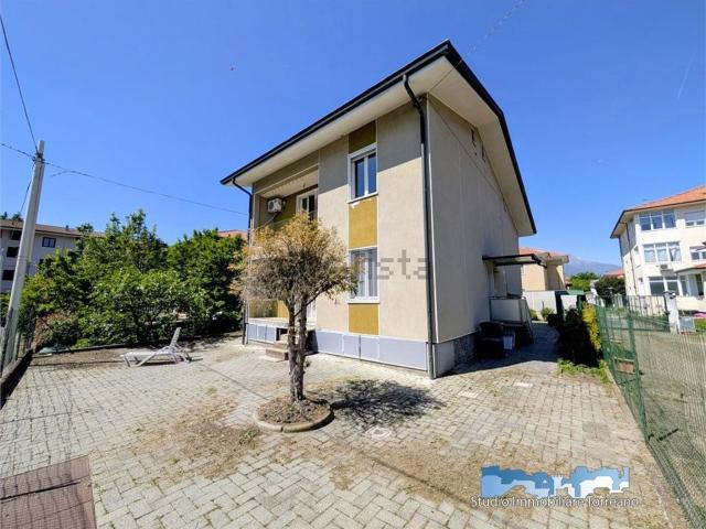 Case e ville in vendita di 197 m² in Via Adamello, 8