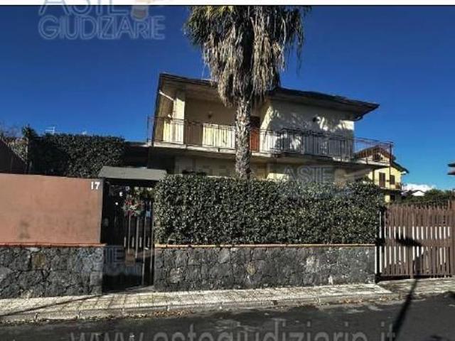 Case e ville in vendita di 197 m² in Via Mongibello