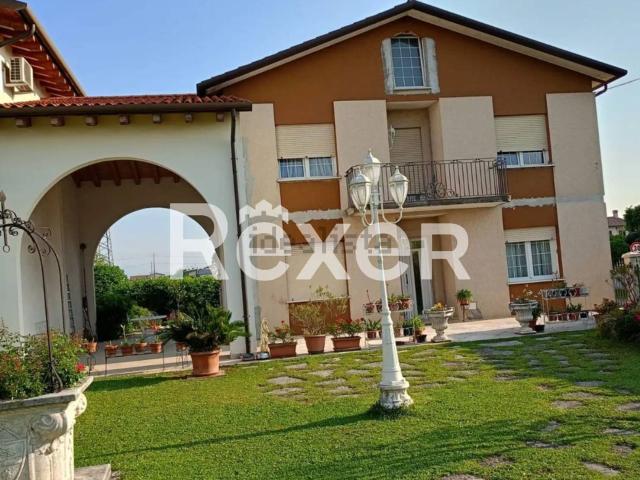 Case e ville in vendita di 198 m² in Via Grotta, 36