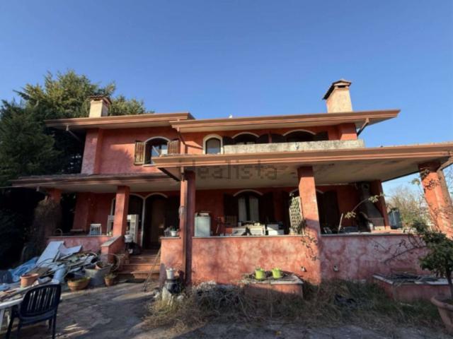 Case e ville in vendita di 198 m² in Via Montello