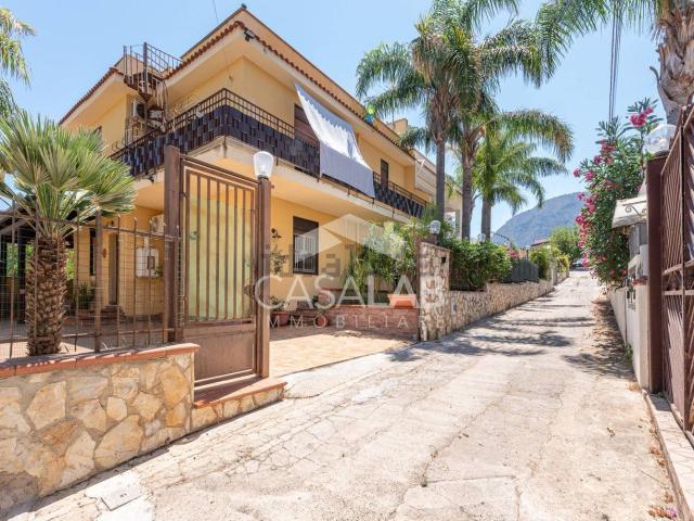 Case e ville in vendita di 198 m² in Via Val di Mazzara, 10