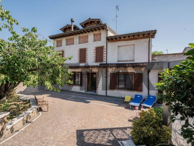 Case e ville in vendita di 198 m² in Via Villa Scassa, 39