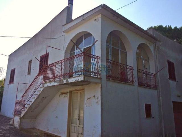 Case e ville in vendita di 198 m² in Strada sp 16