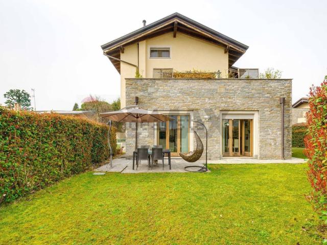 Case e ville in vendita di 199 m² in Via Arconate, 79