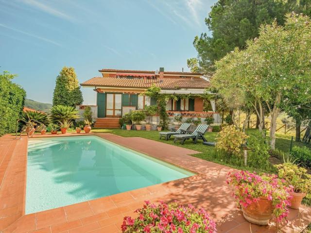 Case e ville in vendita di 199 m² in Via del Palazzetto, 548
