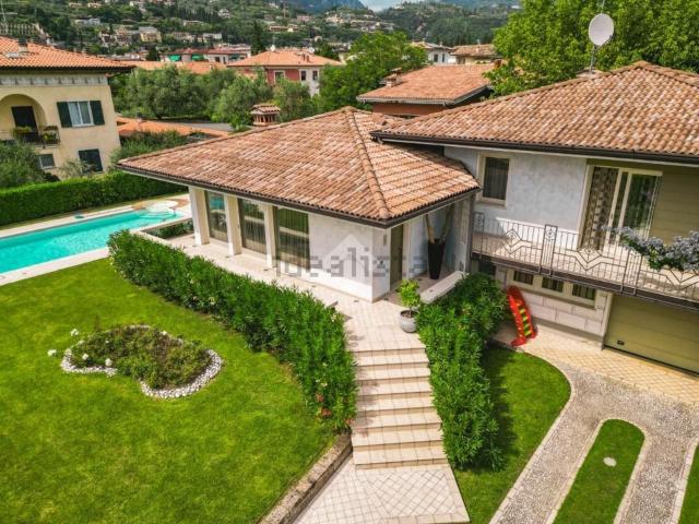 Case e ville in vendita di 199 m² in Via Serafino Gnutti