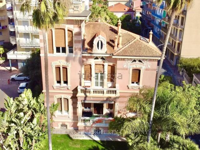 Case e ville in vendita di 2000 m²