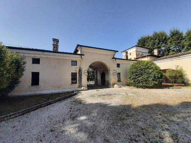 Case e ville in vendita di 2000 m² in Via Basiletti