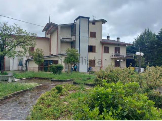 Case e ville in vendita di 2000 m² in Via delle Ville