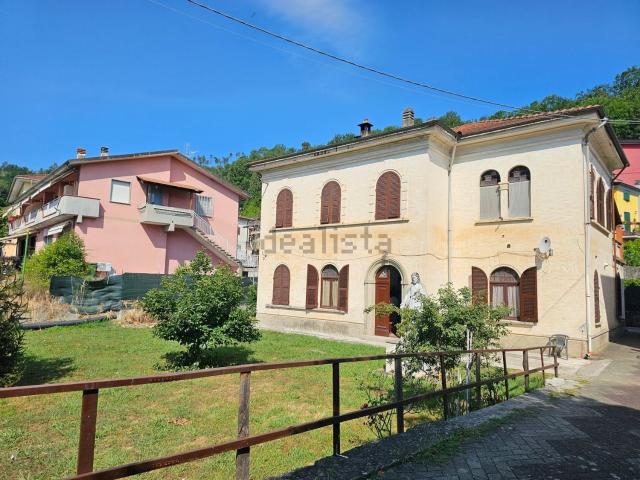 Case e ville in vendita di 200 m² in Via 4 Novembre, 10