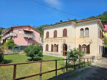 Case e ville in vendita di 200 m² in Via 4 Novembre, 10