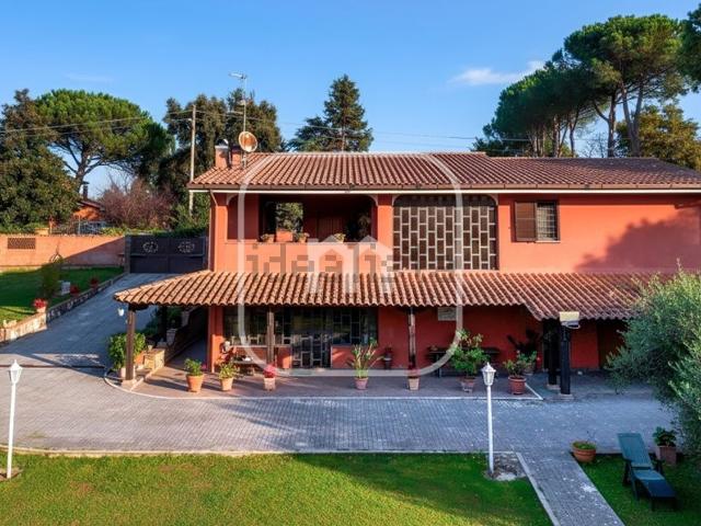 Case e ville in vendita di 200 m² in Via Colle del Vescovo, 21
